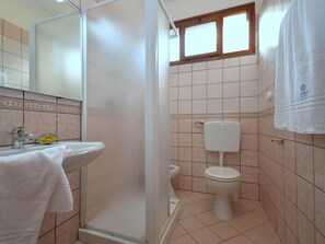 Apartamento clássico, 4 quartos | Banheiro | Chuveiro, toalhas de banho