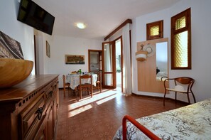 Comfort Apartment, 3 Bedrooms | Living room