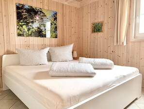 16 chambres, ameublement unique, fer et planche à repasser