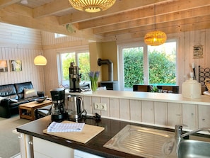 Fridge, microwave, oven, dishwasher - Lovely Holiday Home in Dummer Near Lake (Dümmer)