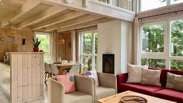 Classic House, 4 Bedrooms | Living room | Fireplace