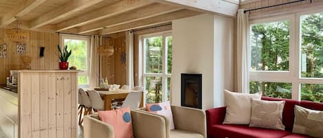 Classic House, 4 Bedrooms | Living room