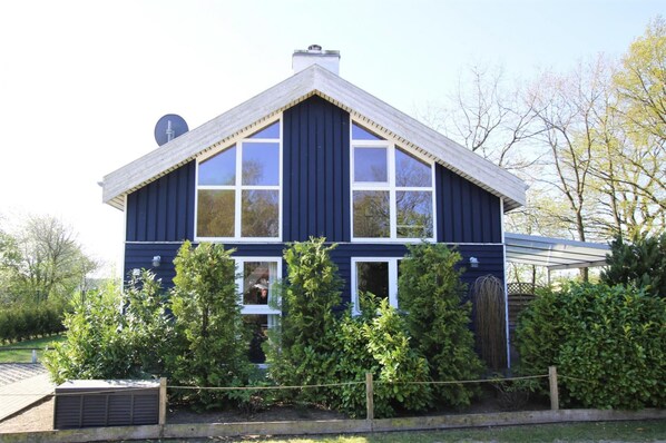 A two-story house with a gabled roof, large windows, and a satellite dish. - Holiday Home Seeidyll am Dummer See, Dummer (Dummer)