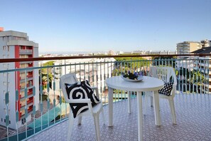 Classic Apartment, 1 Bedroom | Outdoor dining