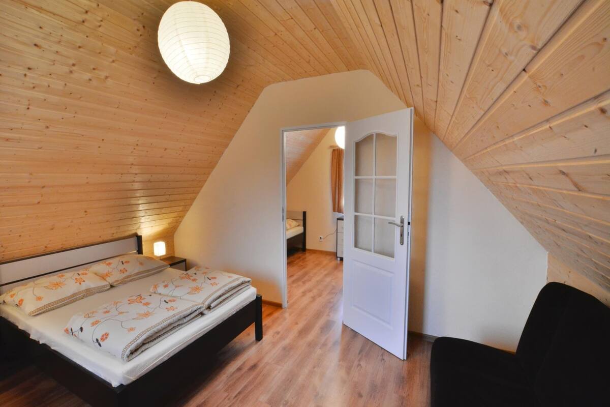 3 slaapkamers, individueel gemeubileerd, een strijkplank/strijkijzer