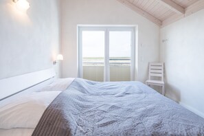 3 chambres, ameublement personnalisé, fer et planche à repasser