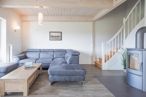 Klassiek huis, 3 slaapkamers | Woonkamer | Een open haard en een dvd-speler