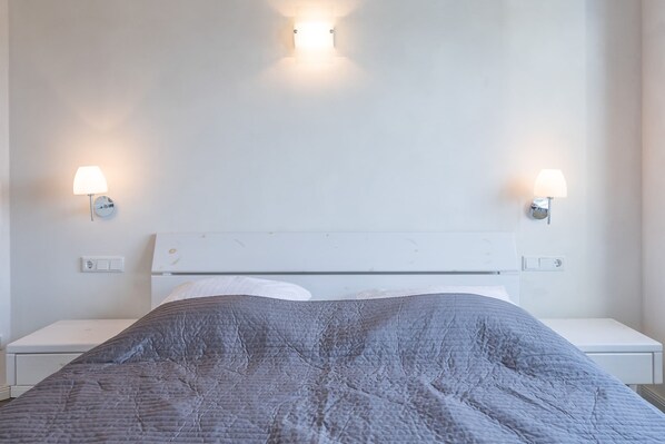 6 bedrooms, individually furnished, iron/ironing board
