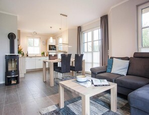 Casa clásica, 2 habitaciones | Sala de estar | Chimenea y reproductor de DVD