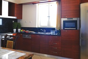 冷蔵庫、電子レンジ、オーブン、食器洗い機