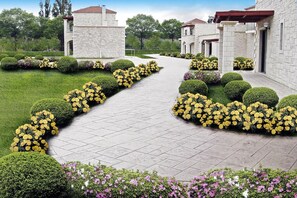 Garden - Villa in Platanias With a Private Pool (Platanias)