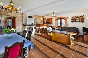 Comfort House, 5 Bedrooms | Living room | Fireplace