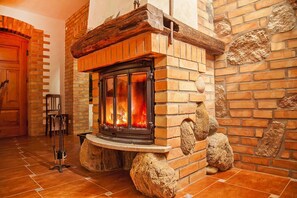 Comfort House, 5 Bedrooms | Living room | Fireplace