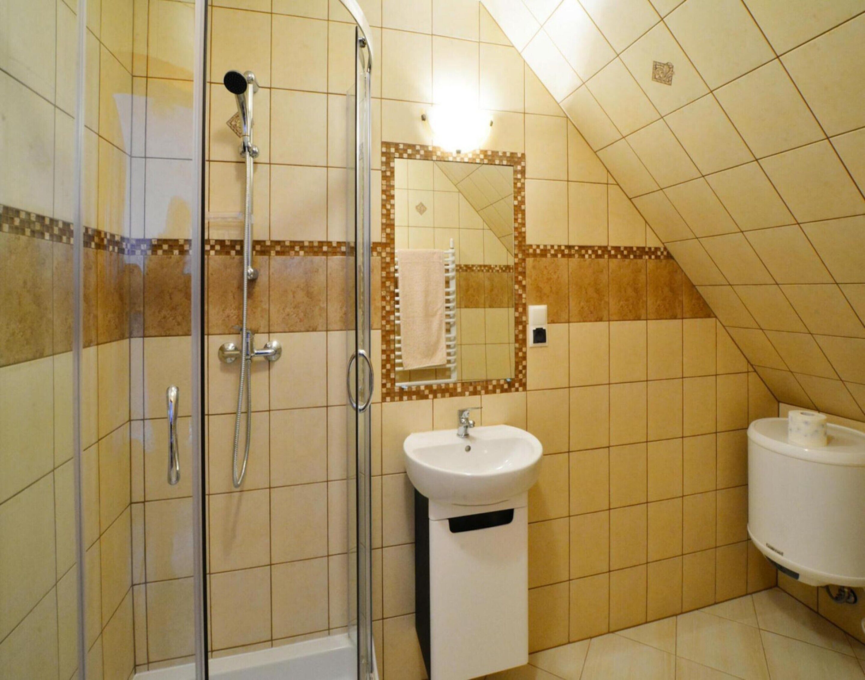Ein Badezimmer mit Dusche, Waschbecken und Toilette.