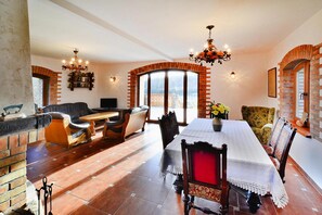 Maison Classique, 5 chambres | Salle de séjour | Cheminée