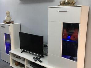 อพาร์ทเมนท์ (Three Bedroom Apartment with Terrace) | ห้องนั่งเล่น | ทีวีจอแบน 32 นิ้ว พร้อมช่องดาวเทียม