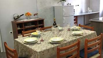 Apartment (Three Bedroom Apartment with Terrace) | Esszimmer