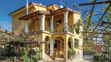 Apartment (Three Bedroom Apartment with Terrace) | Außenbereich