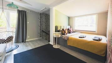 8 عدّة غرف نوم وطراز فريد لكل وحدة ومكواة/لوح كي وملاءات أسرّة