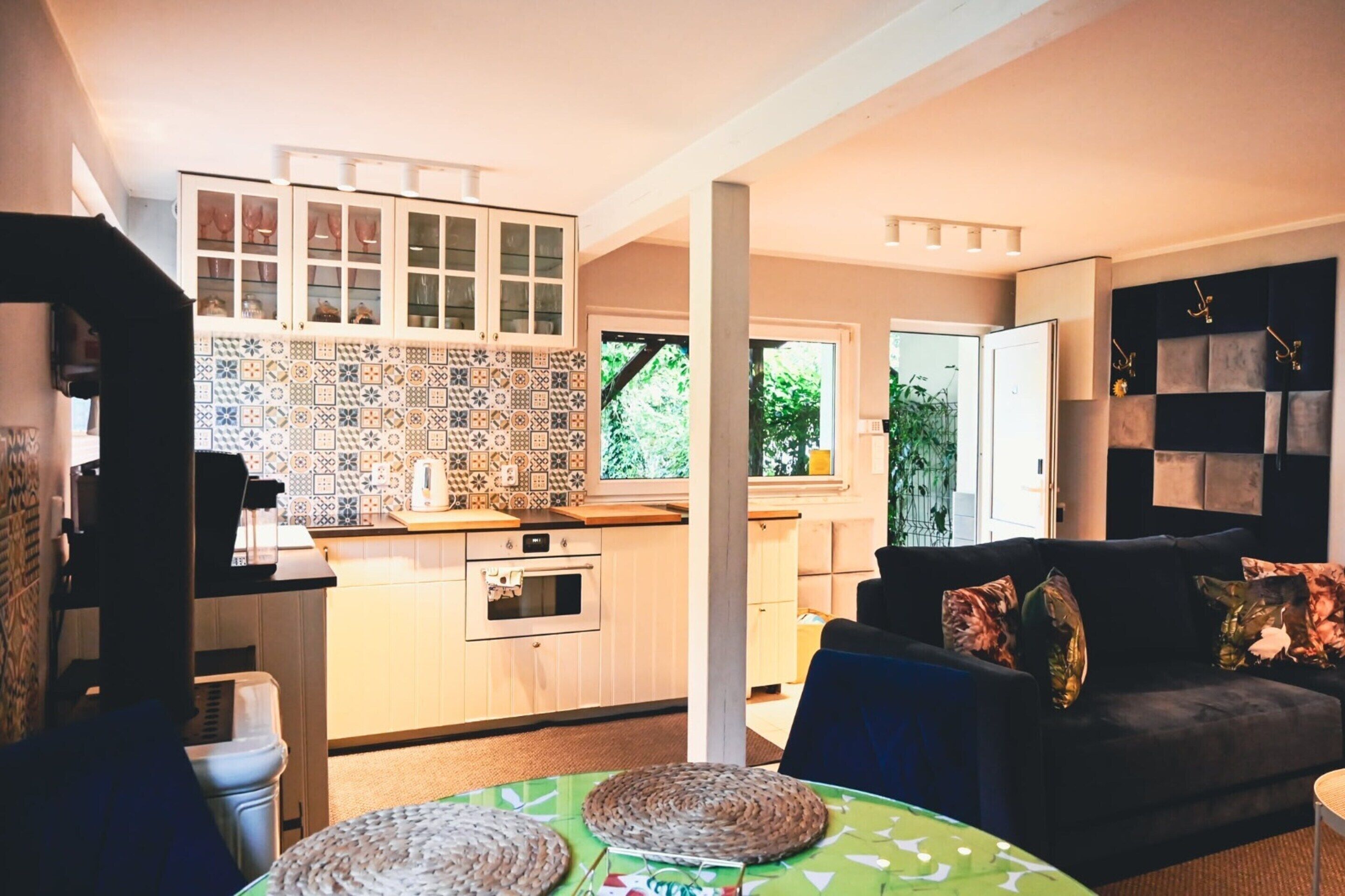 Comfort House, 4 Bedrooms | Living room | Fireplace