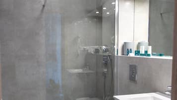 Douche, sèche-cheveux