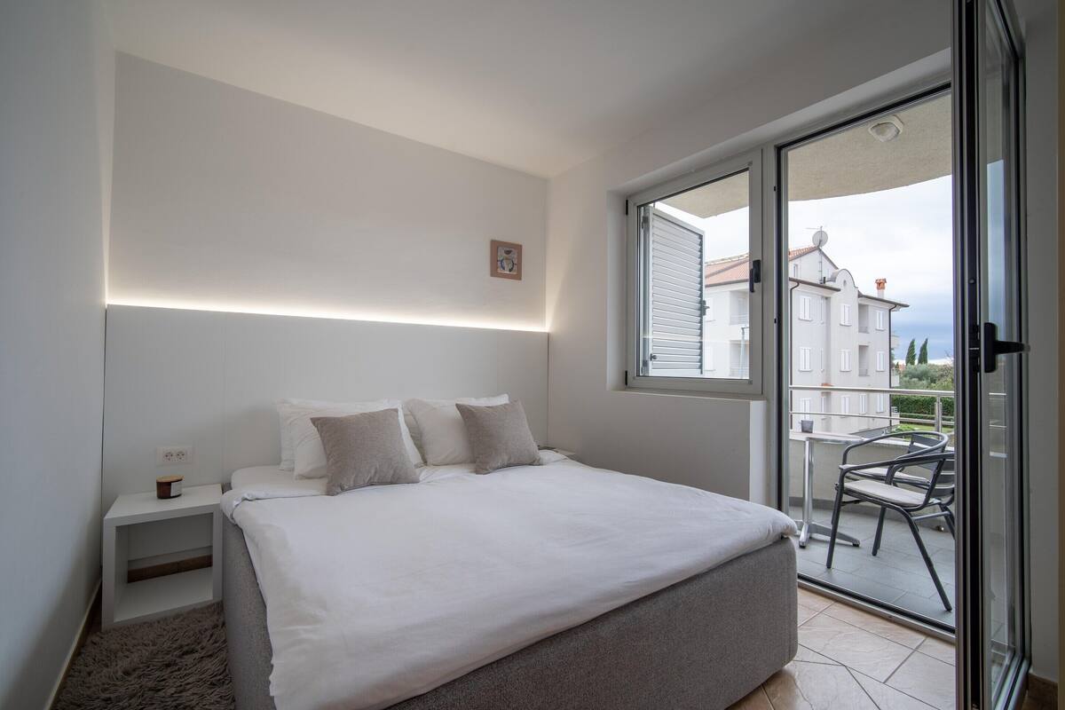 Departamento de lujo, 2 habitaciones | 7 habitaciones, tabla de planchar con plancha y muebles diferentes 