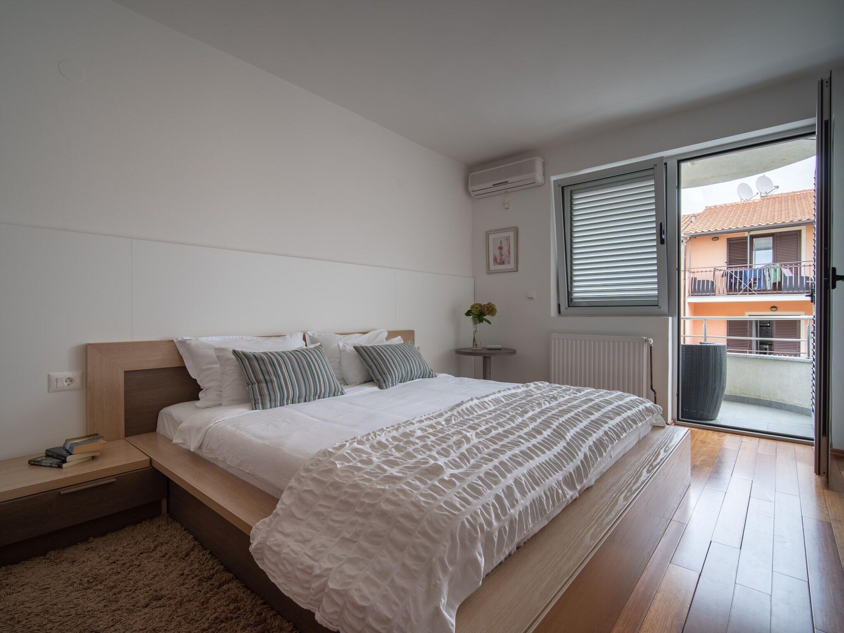 Elite-Apartment, 2 Schlafzimmer | 7 Schlafzimmer, individuell eingerichtet, Bügeleisen/Bügelbrett