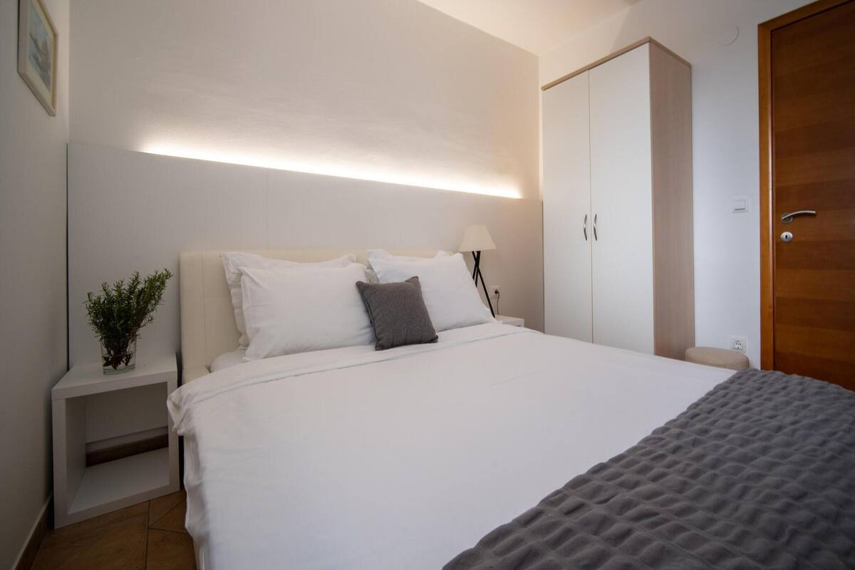 Departamento Deluxe, 2 habitaciones | 7 habitaciones, tabla de planchar con plancha y muebles diferentes 