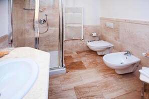 Departamento clásico, 2 habitaciones | Baño | Regadera y secadora de cabello 