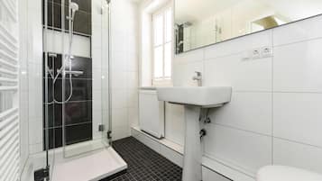 Comfort-Apartment, 1 Schlafzimmer | Badezimmer | Dusche