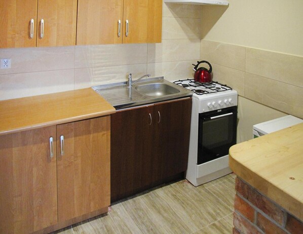 Classic House, 2 Bedrooms | Private kitchen | Fridge, stovetop, coffee/tea maker, electric kettle