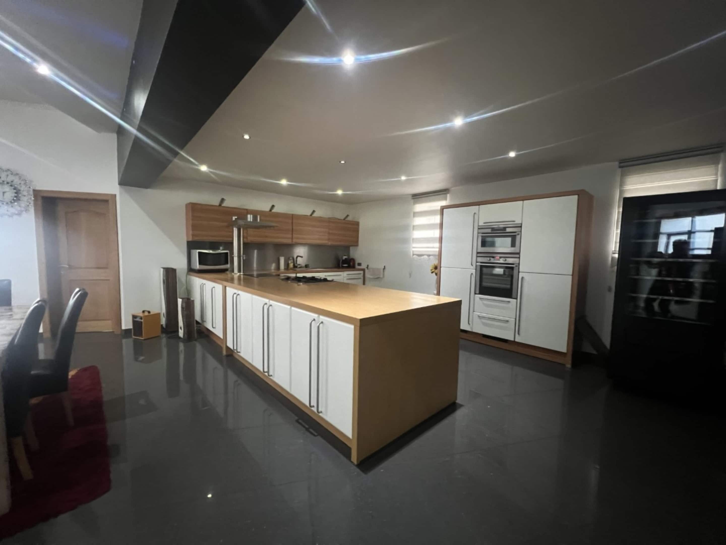 Réfrigérateur, micro-ondes, four, cafetière/bouilloire