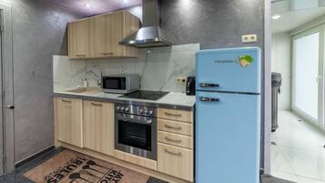 Fridge, microwave, oven, coffee/tea maker