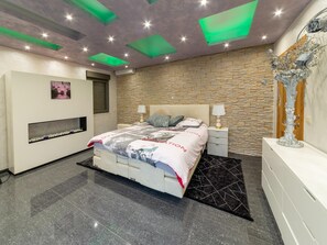 3 bedrooms, bed sheets