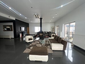 Classic House, 4 Bedrooms | Living room | Fireplace