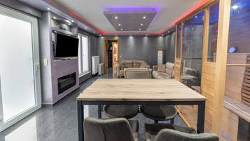 Classic House, 4 Bedrooms | Dining