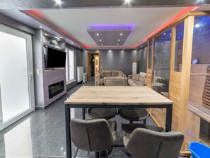 Classic House, 4 Bedrooms | Dining