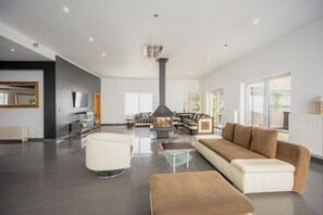 Living room | Fireplace - Magnificent Holiday Home in Verviers With Sauna (Verviers)