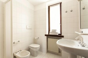 Elite Apartment, 2 Bedrooms | Bathroom