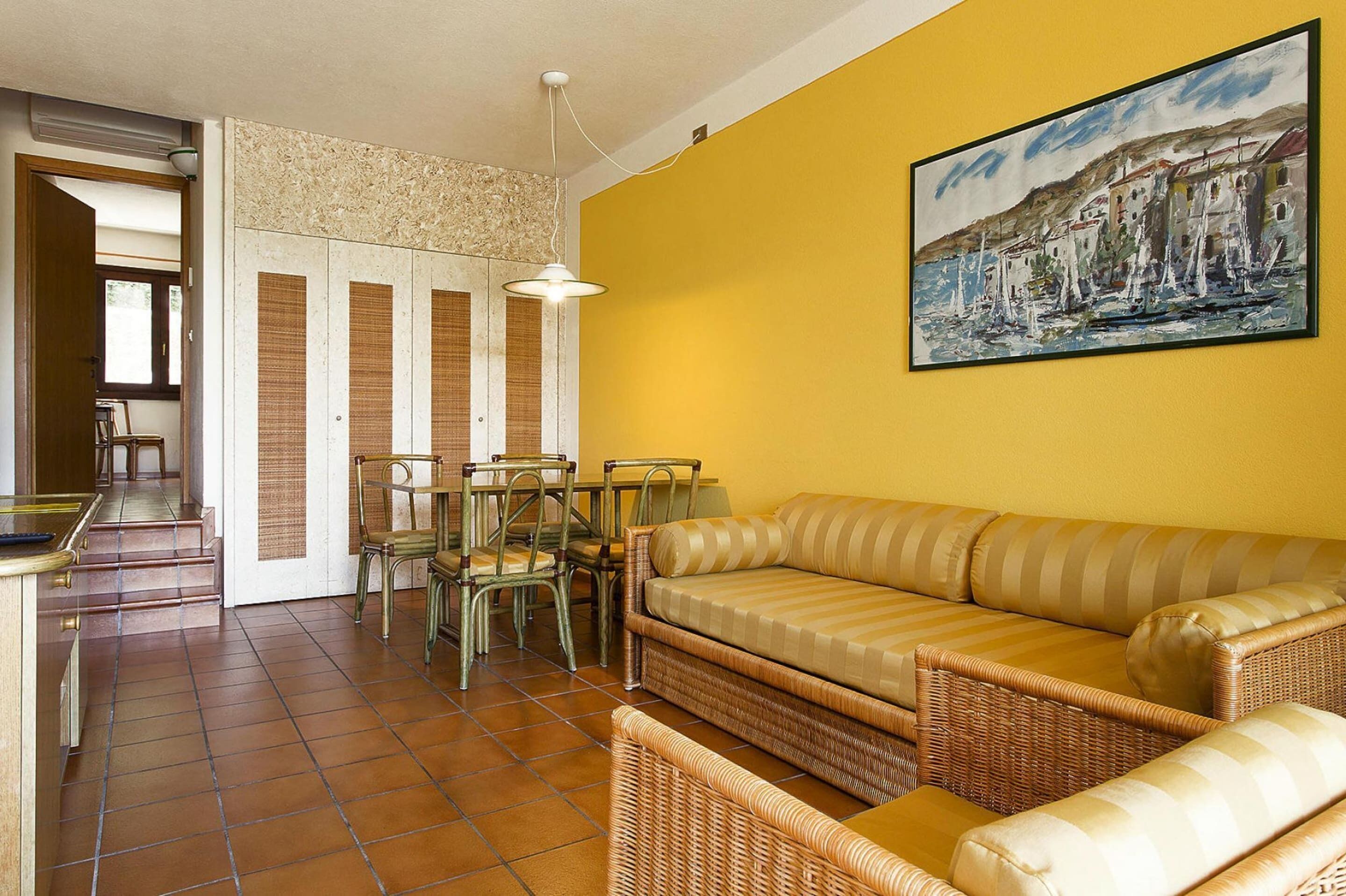 Deluxe Apartment, 2 Bedrooms | Living room