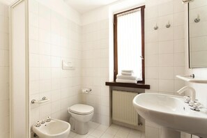 Appartement Confort, 3 chambres | Salle de bain | Douche