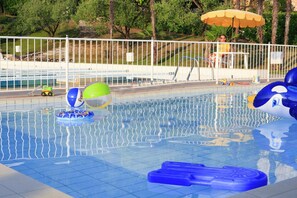 Inomhuspool och utomhuspool