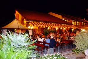 Apartamento clásico, 3 habitaciones | Restaurante al aire libre