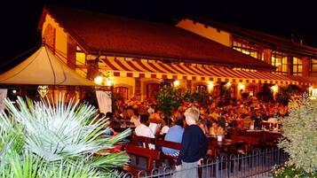 Apartemen Comfort, 2 kamar tidur | Tempat makan outdoor