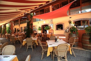Classic Apartment, 3 Bedrooms | Outdoor dining - Bungalow in the Bella Italia Holiday Park (Peschiera del Garda)