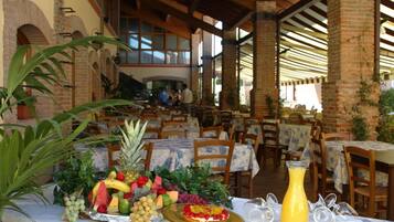 Classic Apartment, 3 Bedrooms | Outdoor dining