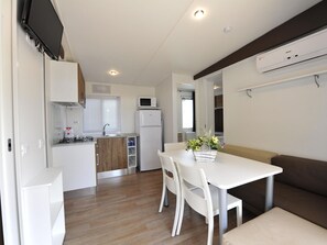 Classic Mobile Home, 3 Bedrooms | Living room - Bungalow in the Bella Italia Holiday Park (Peschiera del Garda)