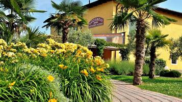 Classic Bungalow, 3 Bedrooms | Property grounds