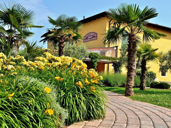 Classic Bungalow, 3 Bedrooms | Property grounds - Bungalow in the Bella Italia Holiday Park (Peschiera del Garda)