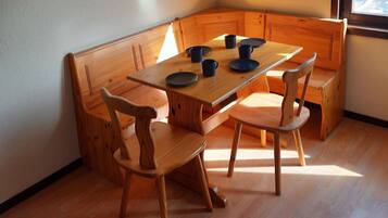 Deluxe House, 3 Bedrooms | Dining